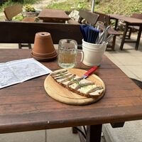 Bis zur Abfahrt des 341ers retour zum Bahnhof Payerbach gingen sich 3 gspritzte Moste und ein (auf Speisekarten selten gewordenes, aber hervorragendes) Sardellenbutterbrot aus