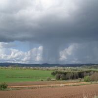 Eifellandschaft mit Regenwolken