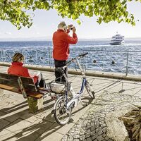 Radfahrer an der Seepromenade der Stadt Meersburg