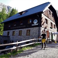 Das Rohrauerhaus mit dem Gipfel des Großen Pyhrgas im Hintergrund. Blick Richtung Norden
