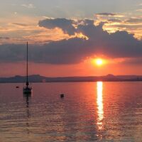 Sonnenuntergang im Hegau mit Segelyacht im Vordergrund - © Campingplatz Sandseele GmbH