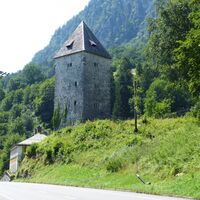 Der Schellenberger Wehrturm an der Landesstraße: früher Halt für Eindringlinge, heute Startsignal für die Rückfahrt.