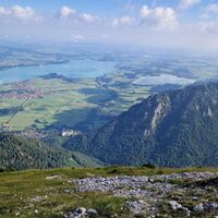 Blick vom Gipfel zum Forggensee, in der unteren Bildmitte ist Neuschwanstein zu sehen,  links das Schloss Hohenschwangau.