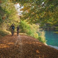 Mit dem Fahrrad entlang der Ufer des Lamar-Sees