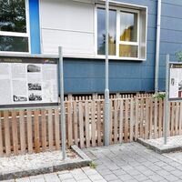 die zwei Schautafeln vor dem Pädagogium
