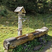 Hier kann man auch nochmal Wasser tanken, und nebendran auf einer gemütlichen Bank eine Abstiegsrast einlegen.