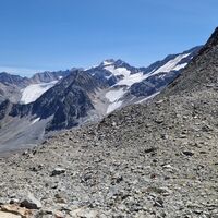 Das Ölgrubenjoch mit Blick auf die Wildspitze (Bildmitte). Der Weg zur hinteren Ölgrubenspitze geht über das Felsköpfle rechts oben im Bild.