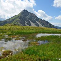 Auch in den Zahlreichen Bergtümpeln spiegelt sich der Gipfel des Makerni.