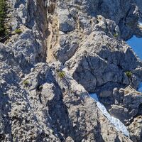 Und die Schlucht davor sieht ebenfalls unüberwindbar aus. Umgehung allenfalls links über steiles aber von hier aus nicht komplett einsehbares Gelände.