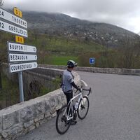 am Fuße des Dorfes Coursegoules