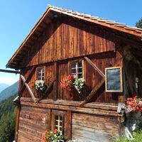 2Taeler Trail-etappe-fuenf-huette-blumen-c-e-klaunzer.JPG