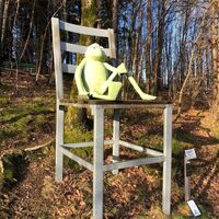 Frosch auf Riesenstuhl