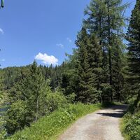 .. und es geht an dessen Ufer auf einem Promenadenweg weiter