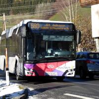 Der Bus fährt in Goldegg ein und erreicht wenige Minuten später den Zielbahnhof Schwarzach - St. Veit.