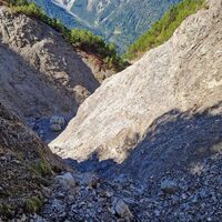 Hier die kleine Schlucht = Bachverlauf wo es unschwierig hochgeht.