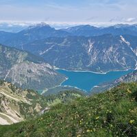 Plansee, Schrofennas, Tauern und Zunterkopf. Im Hintergrund Hochjoch, Soldatenköpfe und Schelleleskopf.
(Es gibt zwei Hochjochs am Plansee).