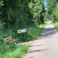 Bank mit Fahrradständer am DB-Günztalradweg
