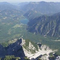 Tiefblick zum Almsee, unter uns ragt der Hochwindhag empor