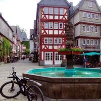 Brunnen und Fachwerk in Herborn