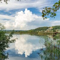 klingnauer-stausee-ufer-mit-spiegelung