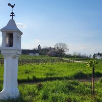 Lichtsäule "Hahnkreuz" ca. 150m vom Wanderweg entfernt