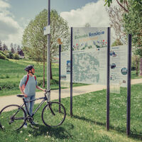 Radfahrerin am Stadtgarten Neresheim