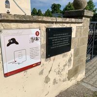 Napoleon-Informationstafel vor der Kirche, Glinzendorfer Erlebnispfad