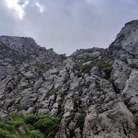 Rückblick Richtung Gipfel, die Wolken nehmen ziu
