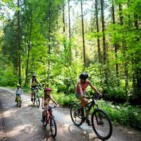 Familie entlang der Tiebeltour