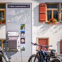 E-Bike Ladestation in der Altstadt von Ilanz. Mit Schnellladekabel und 230 V. Steckdose