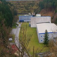Blick auf die Trinkwasseraufbereitung und die Staumauer