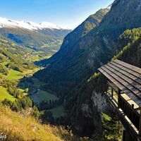 Einen  wunderbaren Blick ins Mölltal und nach Heiligenblut eröffnet sich uns bei der Blumenwiese bei der Sattelalm.