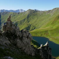 Mühlbachsee und im Vordergrund die Felsformationen des Kempen