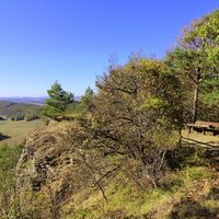 Sitzbank und Infotafel oberhalb der Tannhäuserhöhle