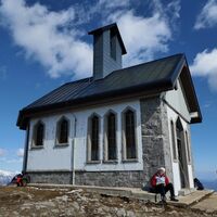 Die Kapelle Christi Erlösers auf dem Gipfel ist auch eine Schutzhütte für Bergsteiger.