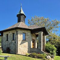An der Gedächtniskapelle in Fischerbach