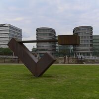 Skulptur "Schwebend" von Menashe Kadishman