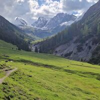 Hier die große Wiese, wo man links weglos zur Jagdhütte abbiegen muss. Das Tal geht noch ewig weit nach hinten, der wilde Character weicht einer schönen Almlandschaft. Sehr einsam da hinten.