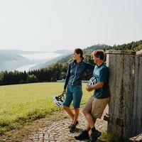 Radfahrer am Panoramablick Donautal Gemeinde St. Aegidi am Donauradweg Thron Flenkental