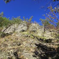 Blick von der Tannhäuserhöhle auf die darüber befindliche Felsenkante des Hörselberges