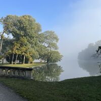 Kurz vor der Franzensburg. Der Schlossteich wirkt heute (frühnebelbedingt) wie das offene Meer!