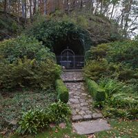 Eingang zur Lourdes-Grotte bei Berschis
