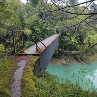 Hängebrücke über den See