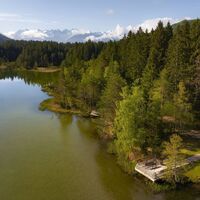 Wildsee im Frühling bei Morgenstimmung - Drohnenaufnahme kleine Plattform am See.jpg