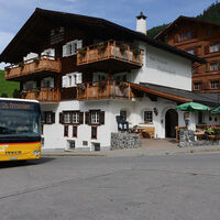 mit dem Postauto gut erreichbar