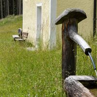 Bergkircherl Ginau mit Brunnen