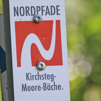 Markierungszeichen des NORDPFADES Kirchsteg-Moore-Bäche
