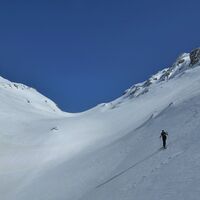 Am Vratca-Sattel können wir uns für die Zelnarica (links) oder für den Zadnji Vogel (rechts) entscheiden