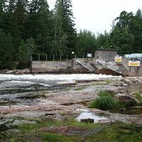Der Fluss wird bei Koivukoski über eine Staudambrücke überquert