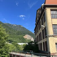 Dann ein kurzes Stück die Straße entlang (Gehsteige links und rechts) und nach dem modernen 'MM'-Industriegebäude links rein, an diesem alten Industriegebäude vorbei